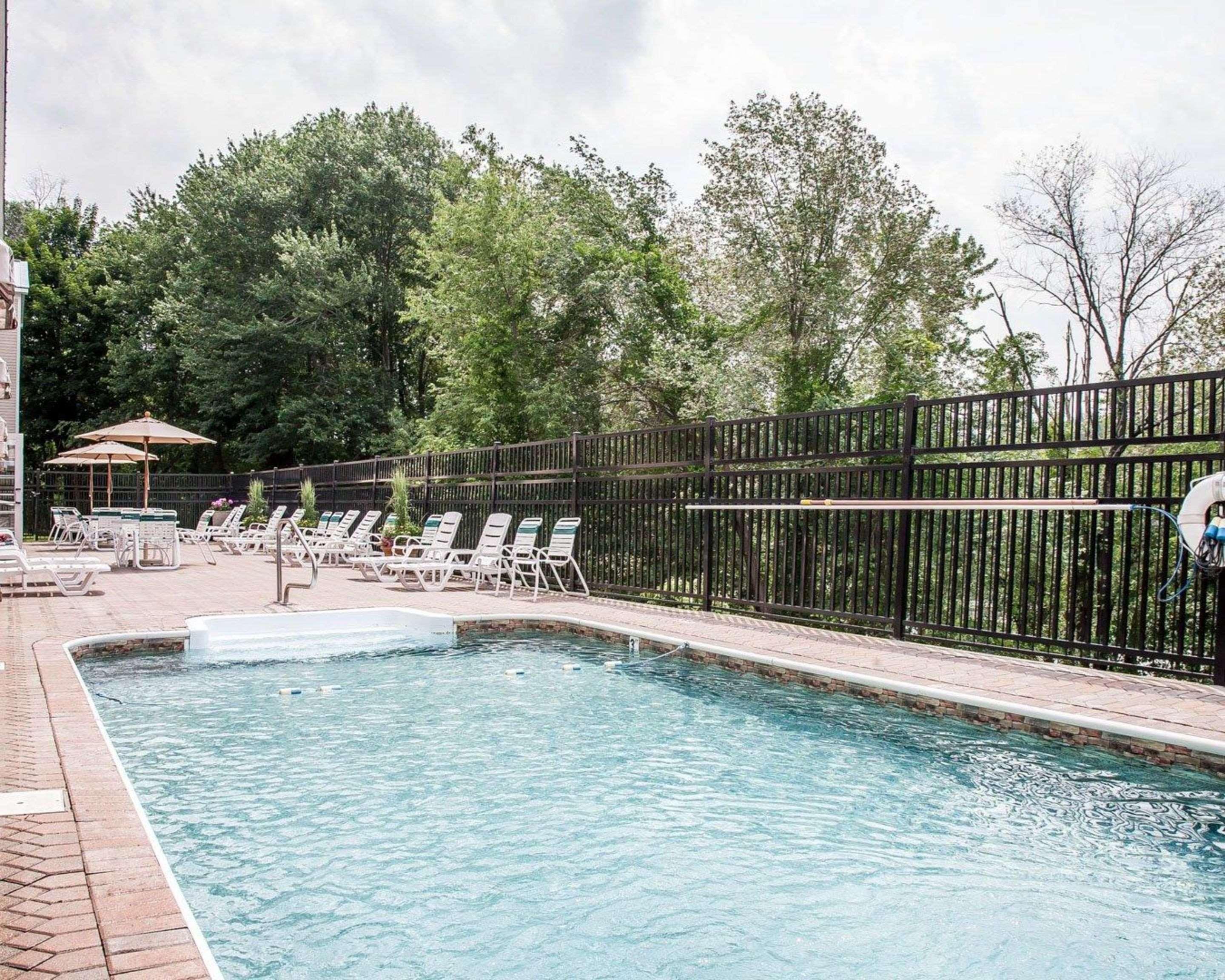 Comfort Inn & Suites Sturbridge-Brimfield Exterior photo